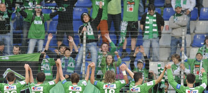 Fotbalisté Jablonce se radují s fanoušky po vítězství