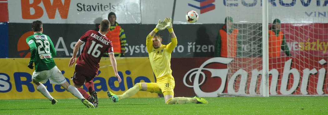 Gólman Sparty Tomáš Vaclík inkasuje gól od jabloneckého Ondřeje Vaňka