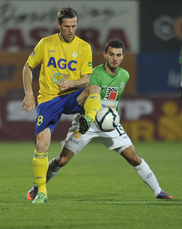 Vachoušek odehrává balón před Loučkou Vachoušek odehrává balón před Loučkou