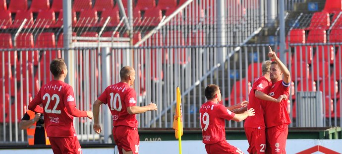 Fotbalisté Brna se radují z gólu v utkání proti Jihlavě. Té uštědřili první porážku sezony