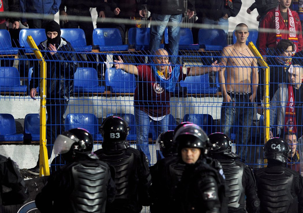 Fanoušci Sparty při utkání na stadionu Jihlavy