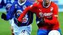 Souboj o balon mezi Jiřím Šislerem z Kladna a plzeňským Davidem Limberským