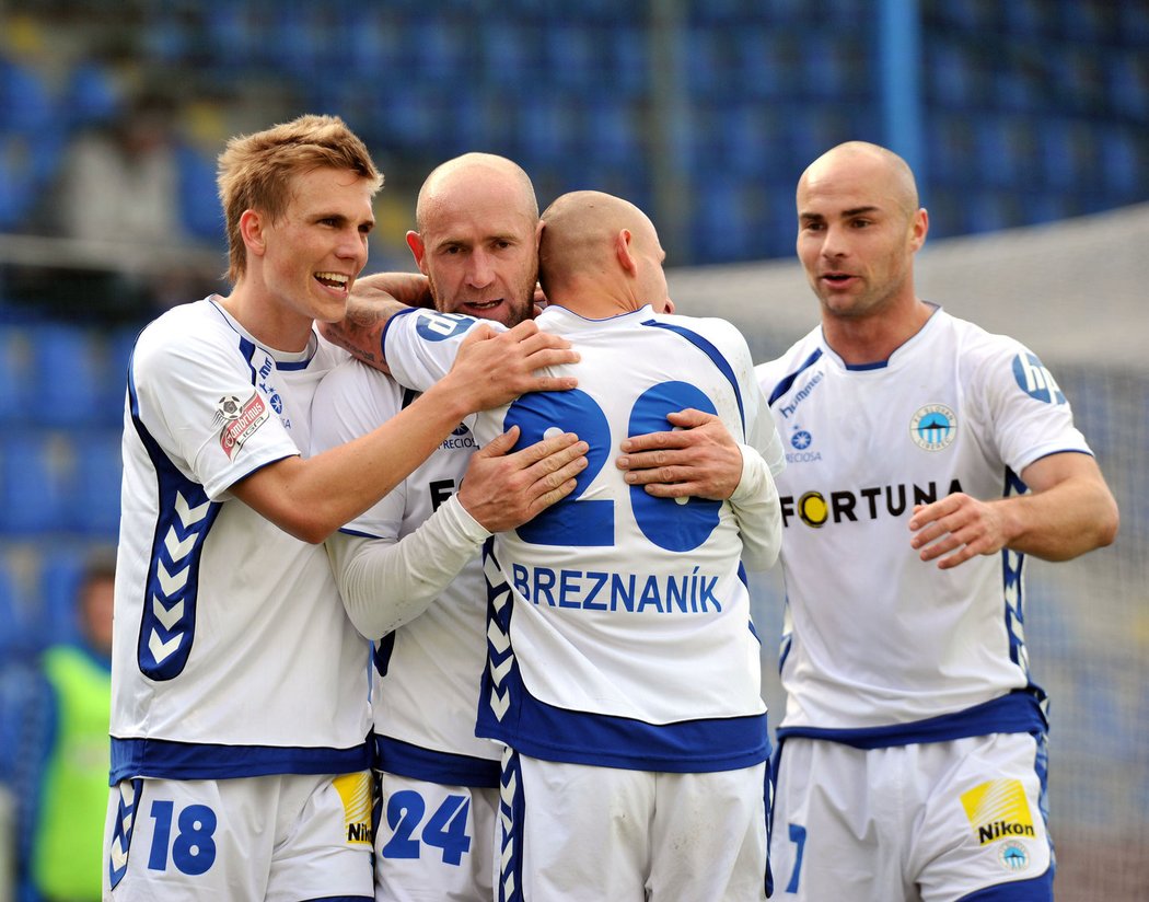 Fotbalisté Liberce slaví gól Jiřího Štajnera (druhý zleva) do sítě Olomouce