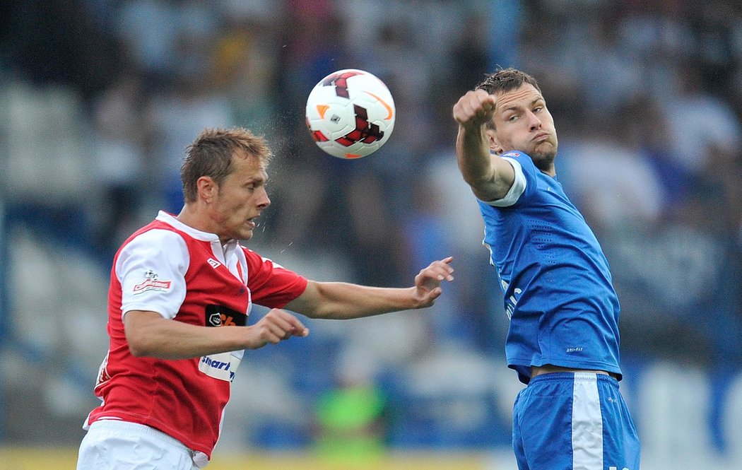 Michael Rabušic, liberecký hrdina, který se dvakrát trefil do sítě Slavie v utkání 2. kola Gambrinus ligy. Ve vzdušném souboji se snaží přehrát slávista Milan Bortel