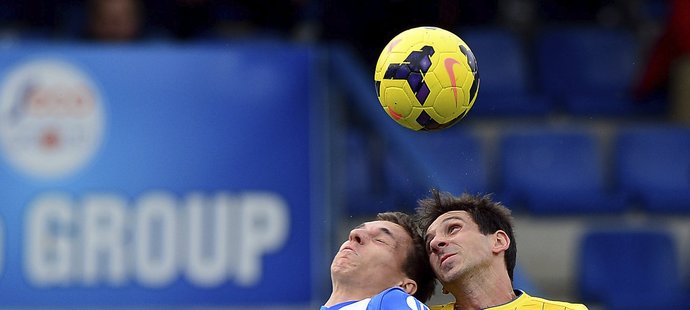 Liberecký záložník David Pavelka ve vzdušném souboji s teplickým Milanem Matulou v utkání 28. kola Gambrinus ligy. Liberec vyhrál 2:1