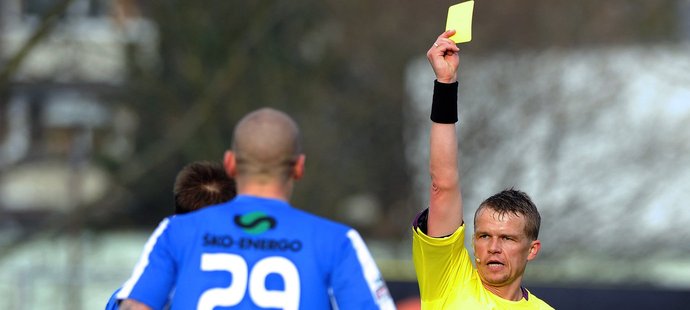 Sudí Jaroslav Bílek ukazuje žlutou kartu Janu Štohanzlovi z Mladé Boleslavi v zápase s Plzní