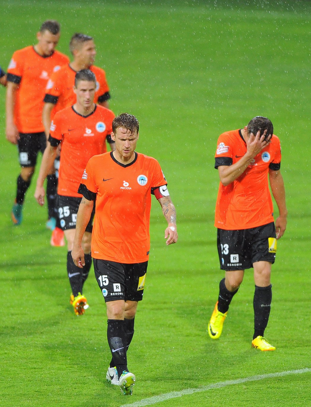 Zklamaní fotbalisté Liberce odcházejí ze hřiště po porážce 0:4 v Mladé Boleslavi, v čele kapitán Radoslav Kováč