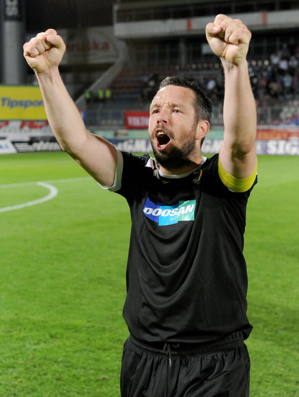 Plzeňský kapitán Pavel Horváth a jeho gesto triumfu po výhře na půdě Sigmy Olomouc. Horváth v zápase nedal penaltu, když ale jeho tým vyhrál, mocně se radoval
