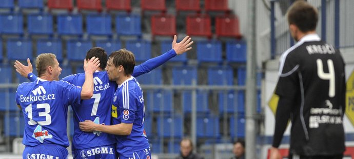 Fotbalisté Olomouce se radují z gólu proti Příbrami, zleva Radim Kučera, Michal Ordoš a Aleš Škerle. Vpravo Jiří Krejčí