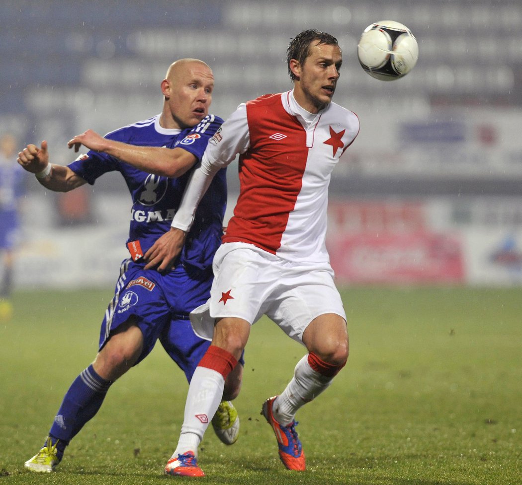 Olomoucký fotbalista Jan Schulmeister atakuje obránce Slavie Milana Bortela. Zápas Gambrinus ligy vyhrála Sigma 2:1 ze Slavie.