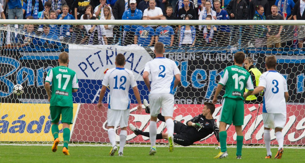 Gólman Baníku Ostrava Jiří Pavlenka inkasuje třetí gól z nařízené penalty. Klokani nakonec vyhráli na Bazalech 3:1