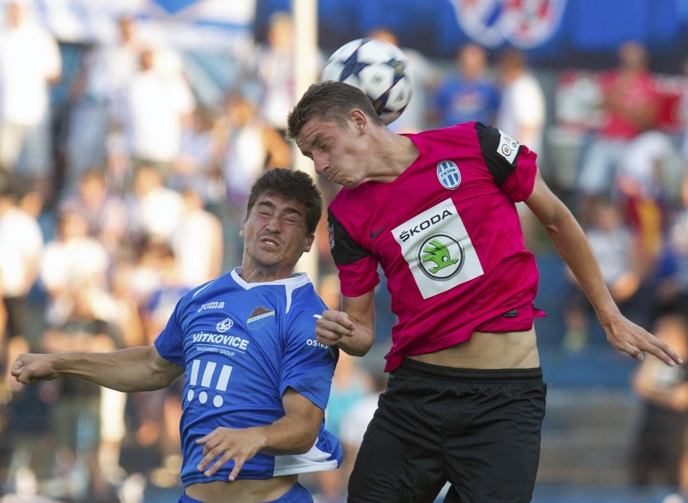 Vojtěch Engelmann z Baníku Ostrava ve vzdušném souboji s mladoboleslavským Ondřejem Zahustelem. Utkání 2. kola Gambrinus ligy vyhrála Ostrava 2:1