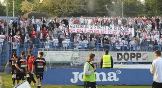 Fanoušci to dali Slavii sežrat! Místo děkovačky létalo pivo