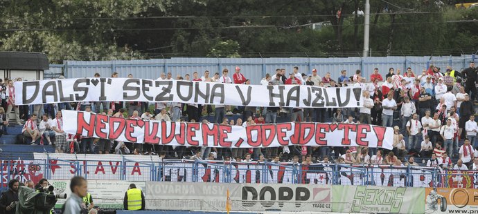 Neděkujeme, odejděte. Velmi výstižně shrnuli transparentem fandové Slavie sezonu v podání sešívaných. Slavia na konci ligy prohrála v Ostravě 0:2