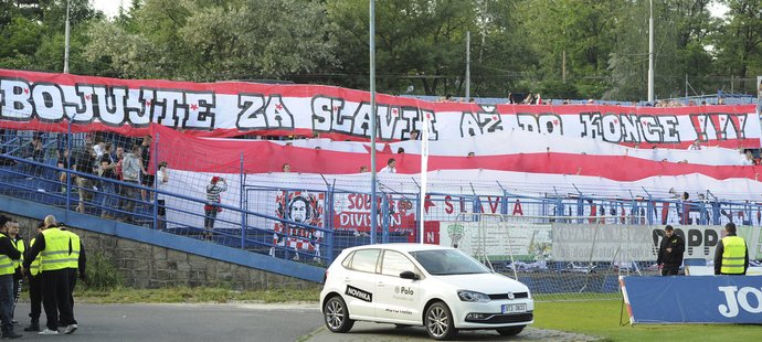 Fanoušci Slavie drželi palce týmu i v Ostravě, po porážce 0:2 ale neměli s týmem slitování. Na hráče pršely kelímky s pivem i nadávky