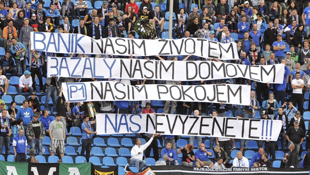 Fanoušci Baníku Ostrava ukázali na transparentu, jak moc jim na Bazalech záleží a cítí se tam jako doma