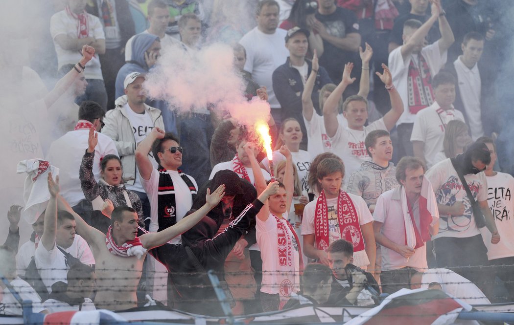 Fanošuci Slavie drželi palce týmu i v Ostravě, po porážce 0:2 ale neměli s týmem slitování. Na hráče pršely kelímky s pivem i nadávky