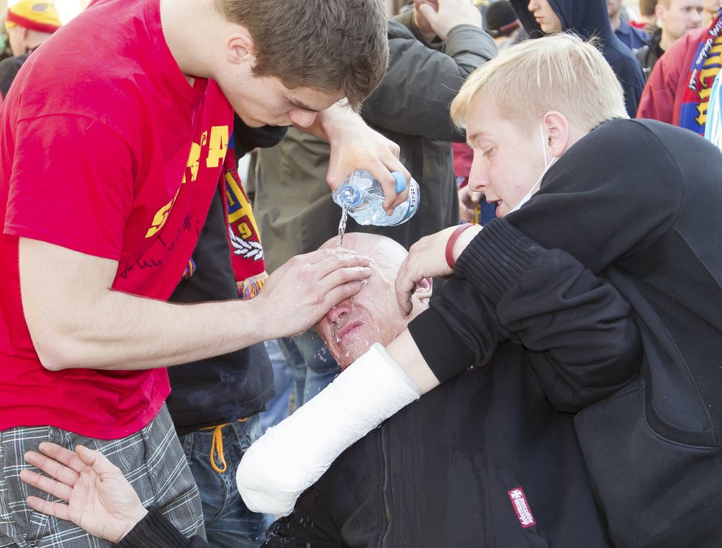 Fanoušci Sparty řádili cestou do Ostravy už ve vlaku, policie je musela krotit i ve městě před utkáním