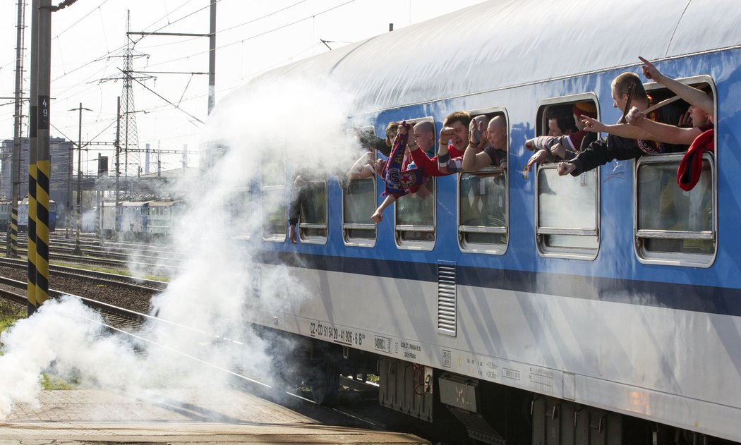Fanoušci Sparty řádili cestou do Ostravy už ve vlaku, policie je musela krotit i ve městě před utkáním. Do Ostravy přijely čtyři stovky fanoušků z Prahy