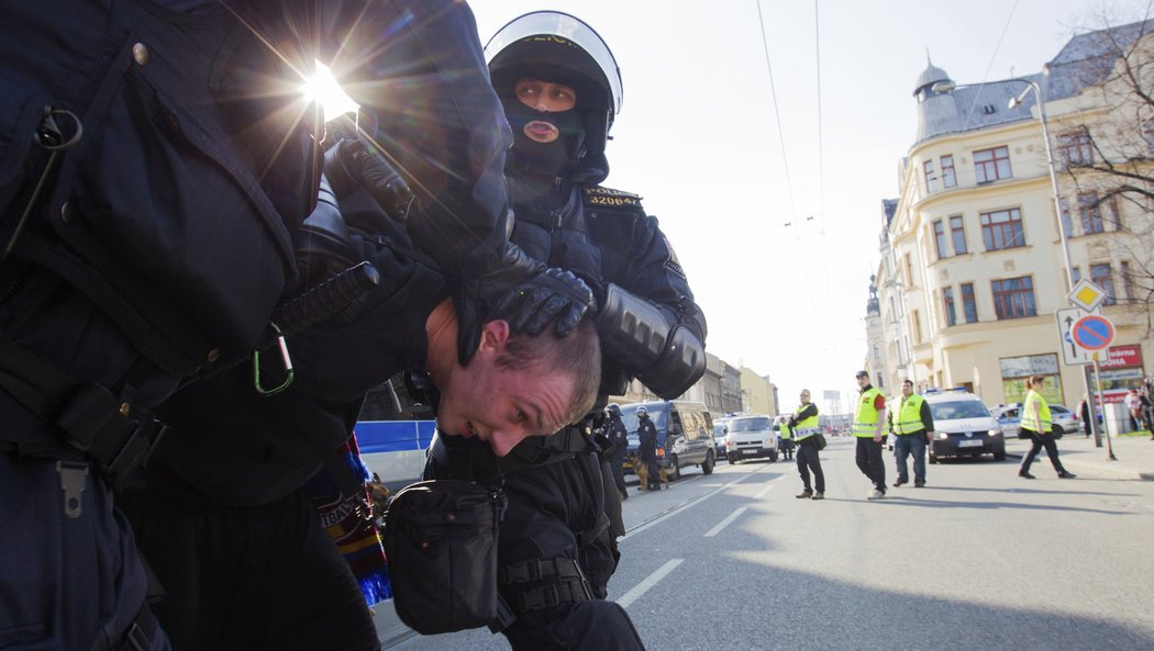 Policie v Ostravě měla s fanoušky Sparty hodně práce. Už před výkopem duelu s Baníkem jich deset zadržela