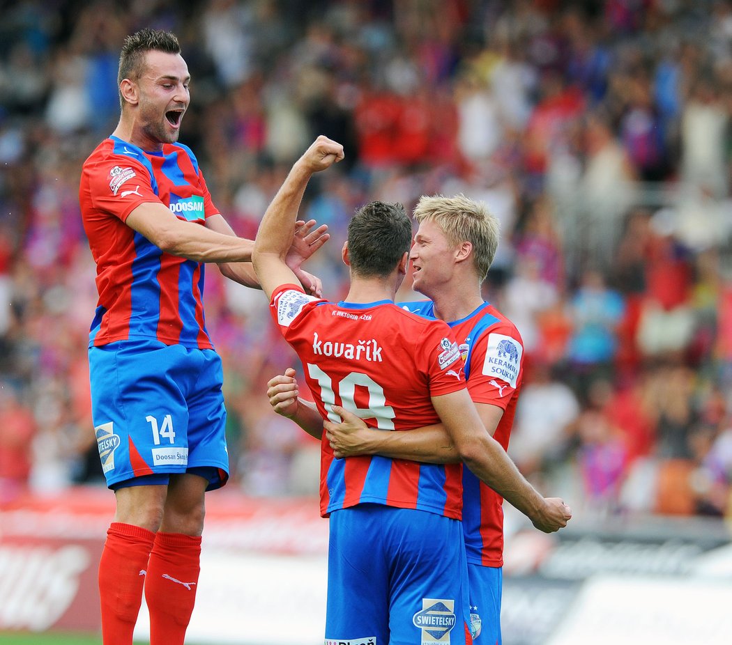 Jan Kovařík a Václav Procházka se radují z gólu na 1:0 proti Baníku, radostně k nim skáče Radim Řezník