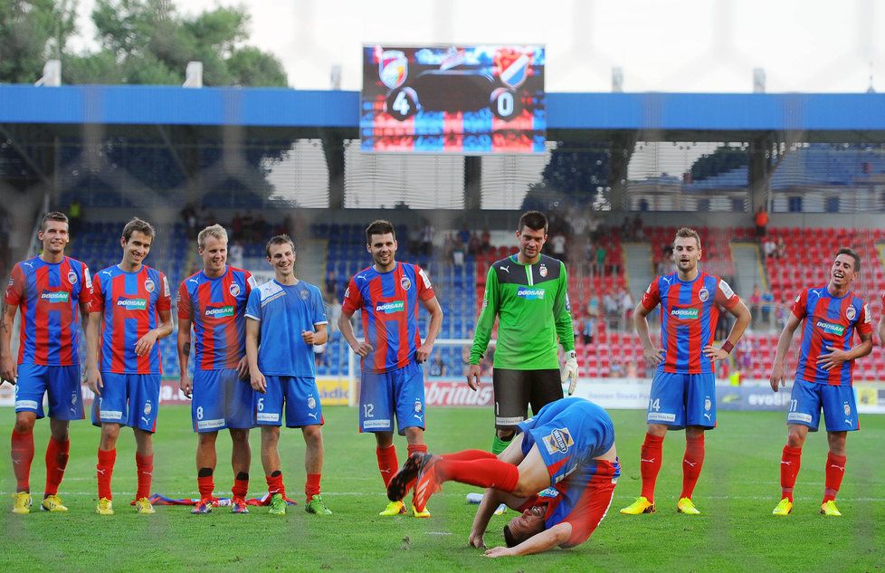 Fotbalisté Plzně nasázeli do sítě Baníku čtyři góly, po třech kolech jich nasázeli soupeřům už třináct a vyrovnali rekord ligy. Oslavná děkovačka fanouškům byla plná dobré nálady, prim hrál záložník Pavel Horváth