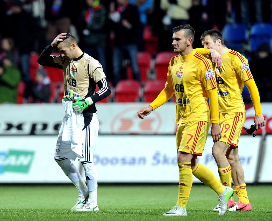 Fotbalisté Dukly zklamaně odcházejí ze hřiště po zápase v Plzni. Prohráli vysoko 0:4