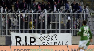 Fanoušci Plzně pohřbili český fotbal. V černých oblecích hodinu mlčeli