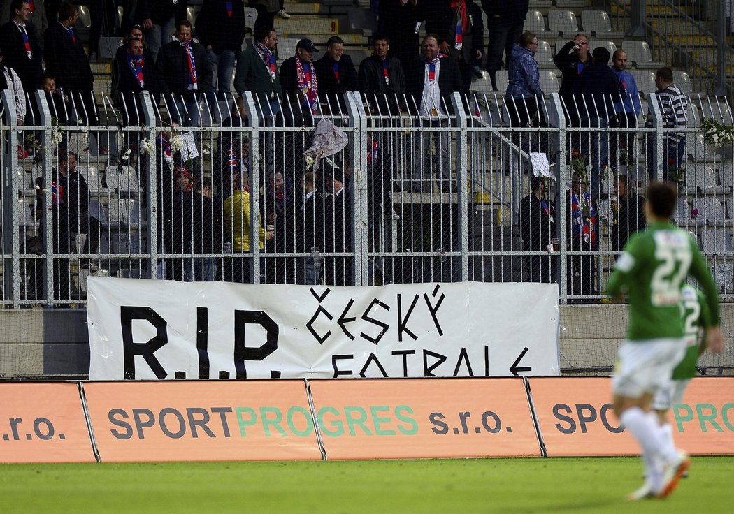 Fanoušci Plzně vyvěsili při zápase v Jablonci výmluvný transparent