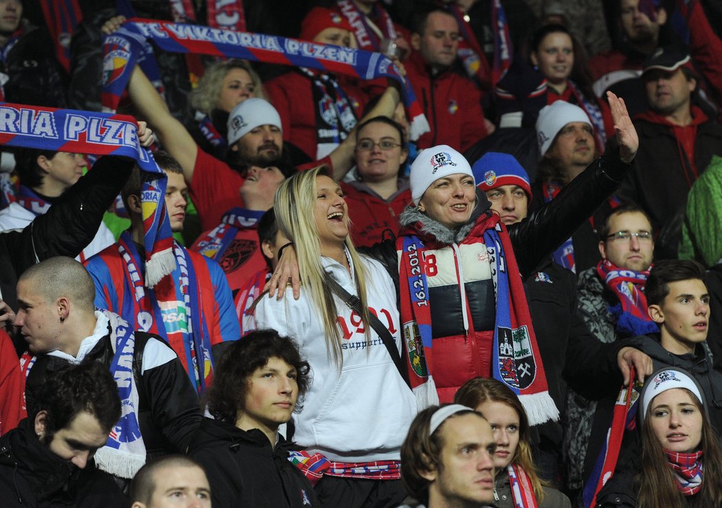 Plzeňští fanoušci - i fanynky! - mohou slavit, jejich Viktoria jde do zimní přestávky na prvním místě ligy