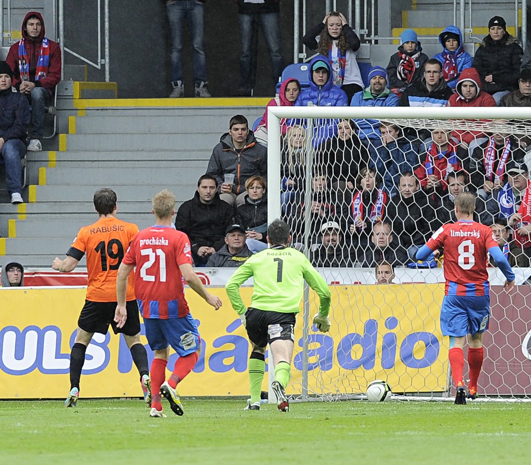 Michael Rabušic (vlevo) sleduje míč, který se štěstím skončil za zády brankáře Matúše Kozáčika