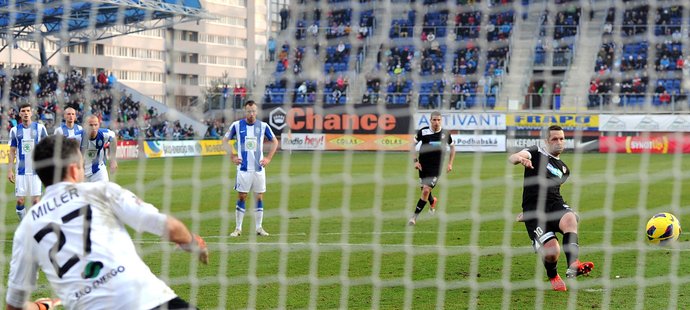 Historický gól. Pavel Horváth proměňuje penaltu proti Mladé Boleslavi a v tabulce penaltových exekutorů se dostává před Josefa Bicana