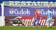 Gólman Pavlík marně zasahuje při gólu na 1:0