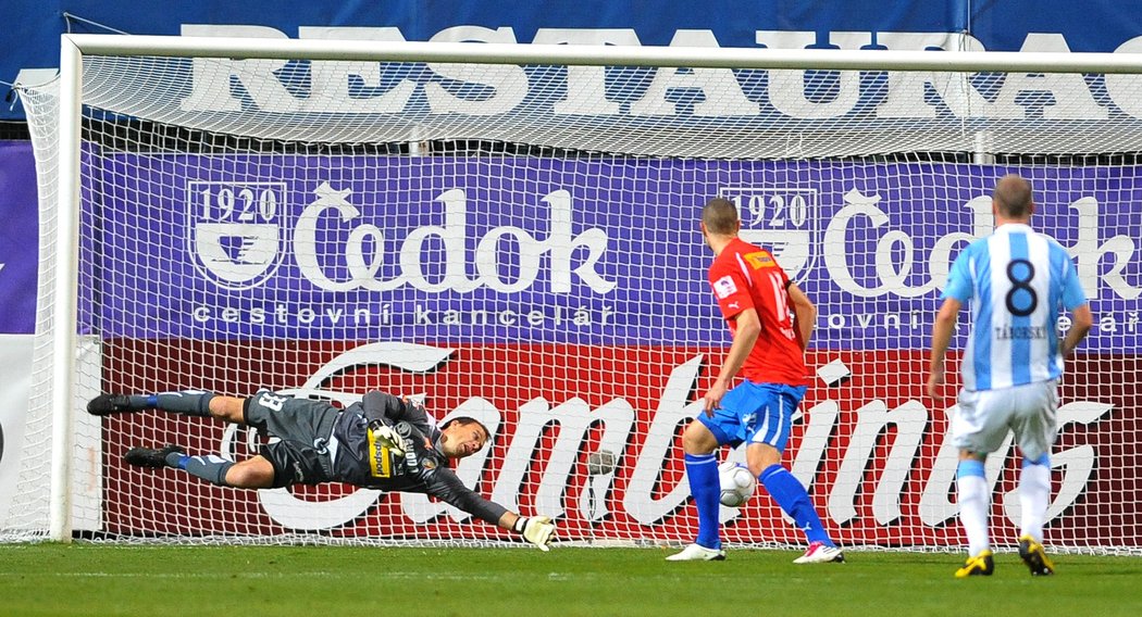 Gólman Pavlík marně zasahuje při gólu na 1:0