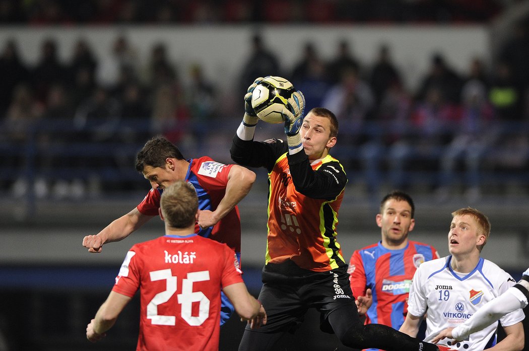 Fotbalisté Viktorie Plzeň bojují o ligové body s Baníkem Ostrava.