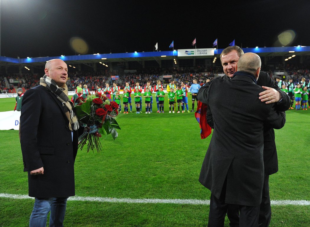 Majitel Plzně Tomáš Paclík se objímá s odcházejícím Pavlem Vrbou, přihlíží generální manažer Adolf Šádek