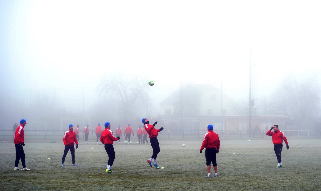 První trénink plzeňských fotbalistů v novém roce probíhal ještě v dopolední mlze