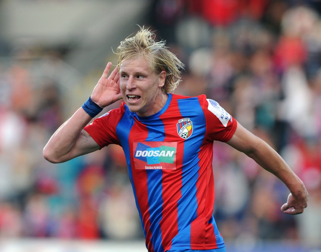 Plzeňský fotbalista František Rajtoral se raduje poté, co vstřelil gól do sítě Slovácka v zápase 9. kola Gambrinus ligy. Plzeň remizovala se Slováckem 1:1.