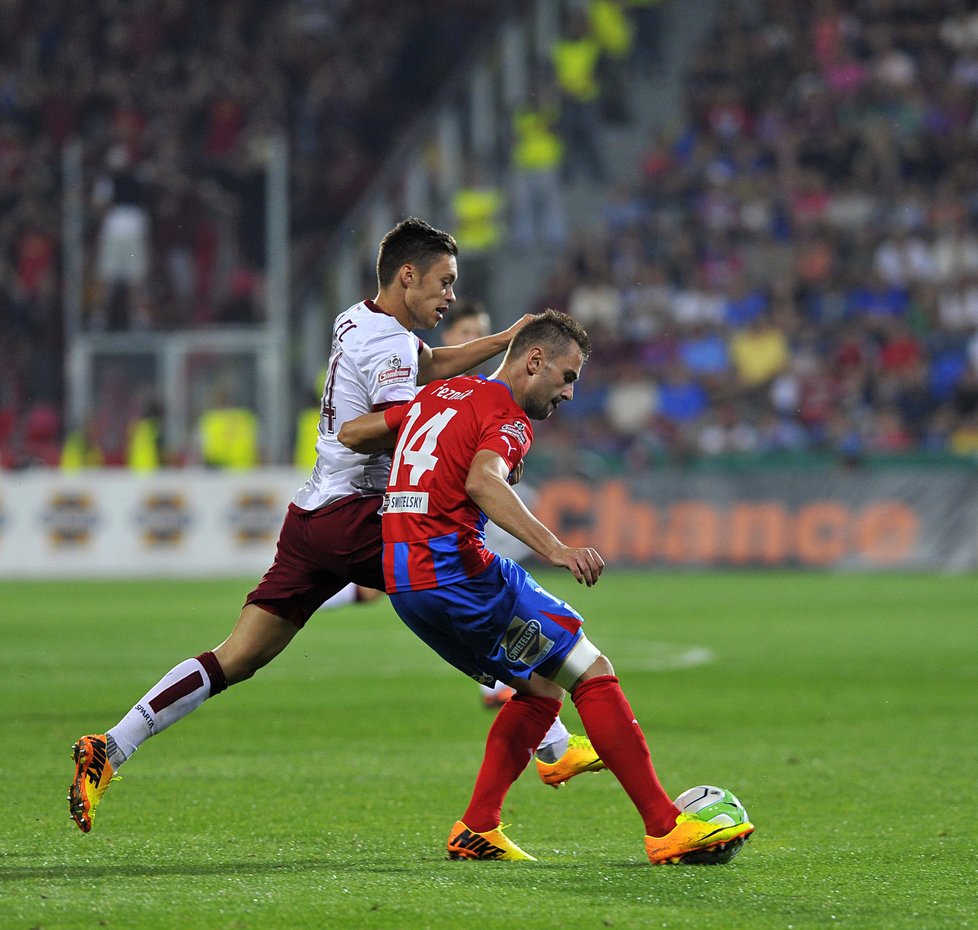 Sparťan Václav Kadlec atakuje plzeňského Radima Řezníka ve šlágru Gambrinus ligy