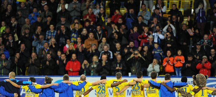 Tepličtí fotbalisté děkují fanouškům po výhře nad Plzní