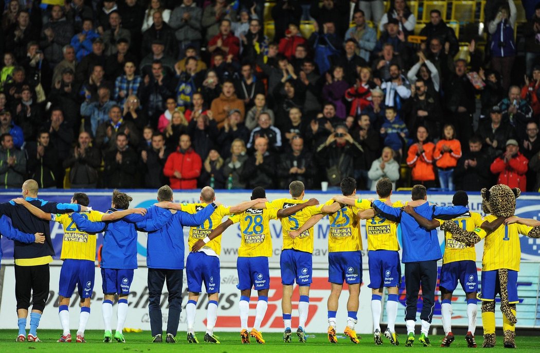 Tepličtí fotbalisté děkují fanouškům po výhře nad Plzní