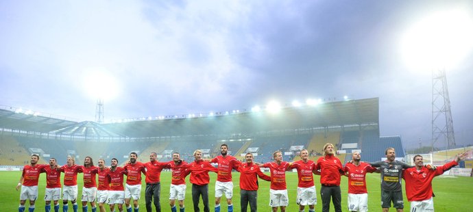 Oslavy plzeňských fotbalistů po cenné venkovní výhře 1:0 nad Teplicemi