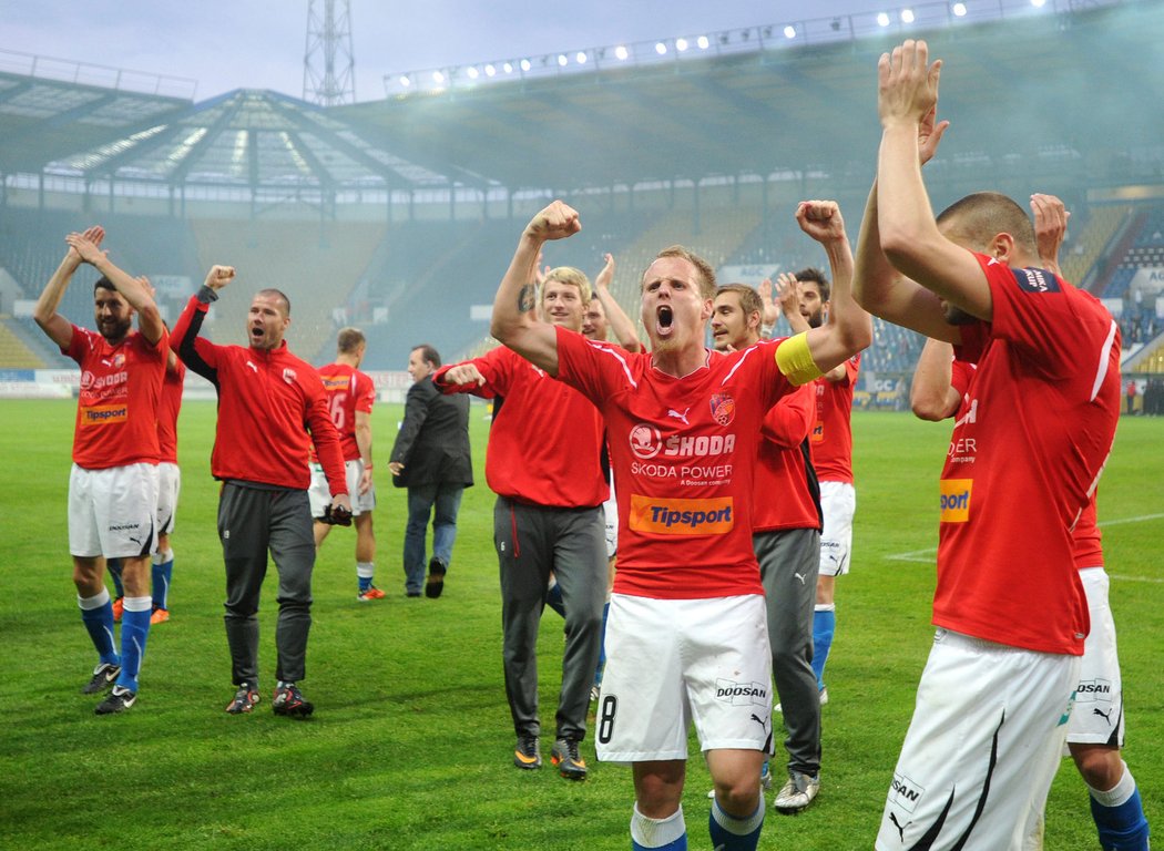 Oslavy plzeňských fotbalistů po cenné venkovní výhře 1:0 nad Teplicemi