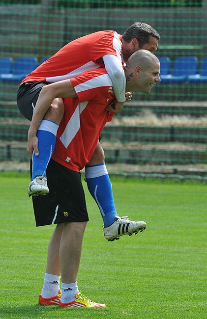 Pavel Horváth na zádech chvilkového navrátilce do plzeňských řad Davida Bystroně