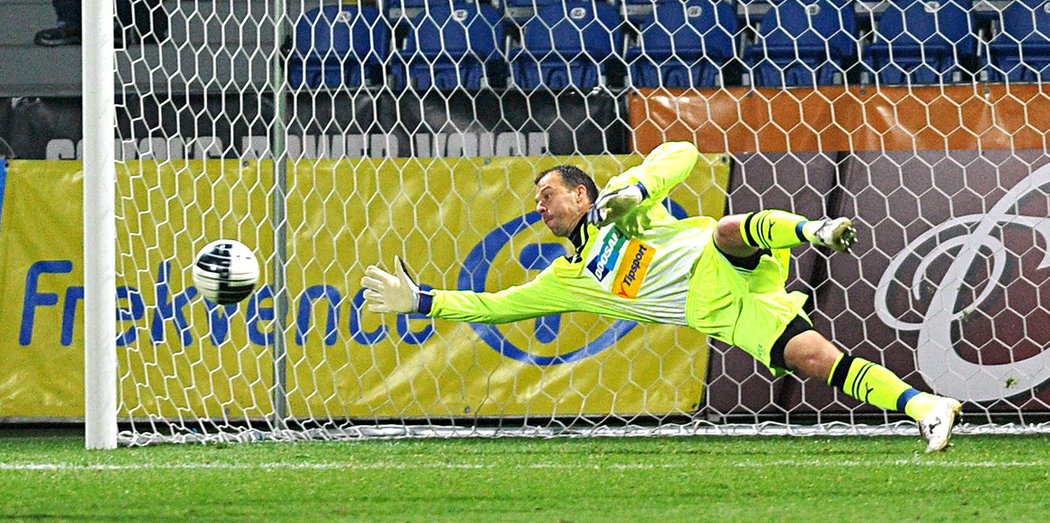 Plzeňský brankář Roman Pavlík vyrovnání na 2:2 nepřipustil, takhle zasahoval proti střele za stavu 2:1 pro Plzeň