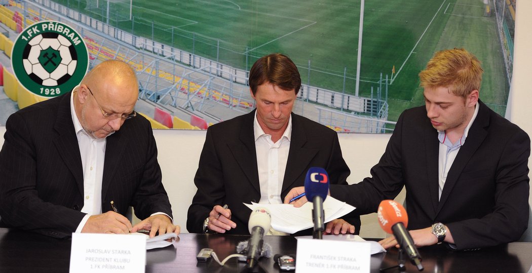 Šéf Příbrami Jaroslav Starka (vlevo) podepisuje dvouletou smlouvu s koučem Františkem Strakou, vpravo ředitel klubu Petr Větrovský