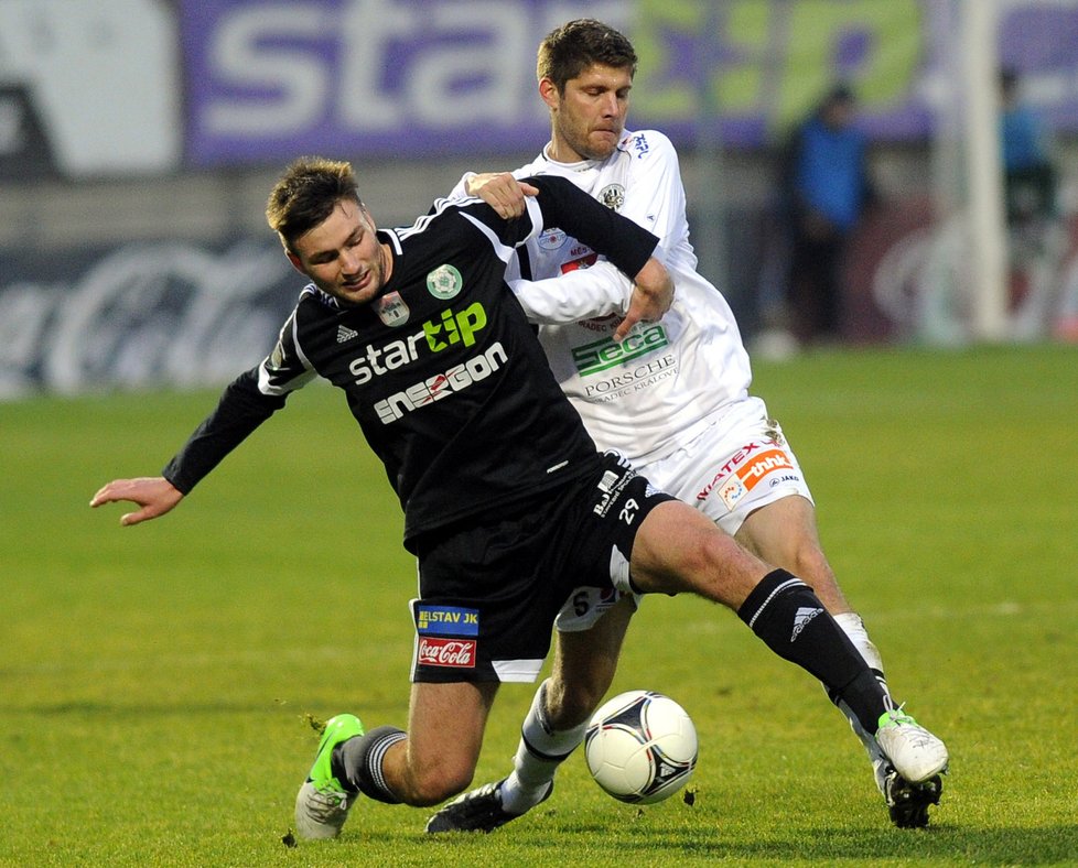 Tomáš Wágner z Příbrami (vlevo) padá po záklroku hradeckého Radka Hochmeistera. Zápas Gambrinus ligy skončil nerozhodně 0:0