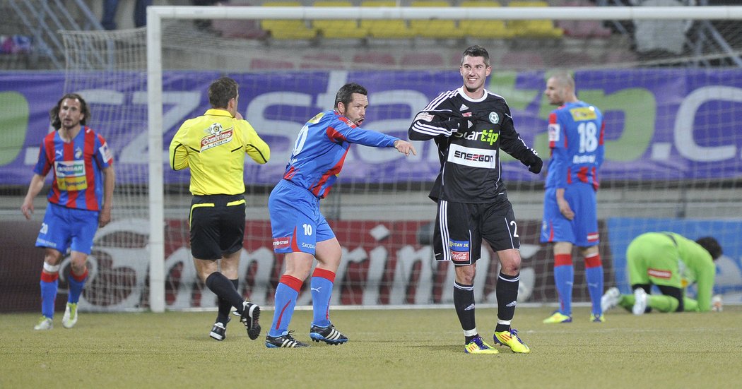 Příbramský Pilík se raduje z branky do plzeňské sítě, zatímco Pavel Horváth si vyříkává chyby se svými spoluhráči