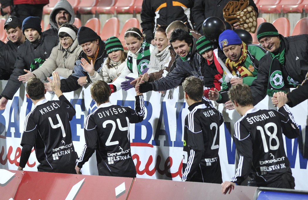 Fotbalisté Příbrami se radují s fanoušky z vítězství nad Plzní