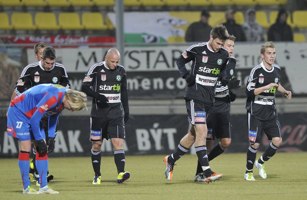 Fotbalisté Příbrami se radují z vedoucího gólu v zápase proti Plzni